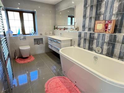 FEATURE TILED 3-PIECE BATHROOM
